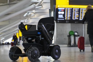 Sillas de ruedas autónomas para trasladar a personas mayores en aeropuertos